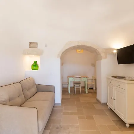 Trullo White Dream Con Piscina オストゥーニ