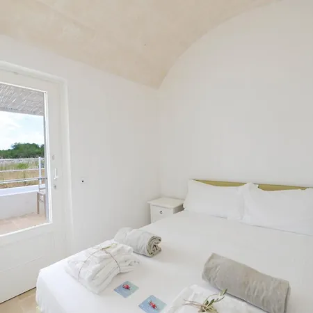 Trullo White Dream Con Piscina ヴィラ オストゥーニ
