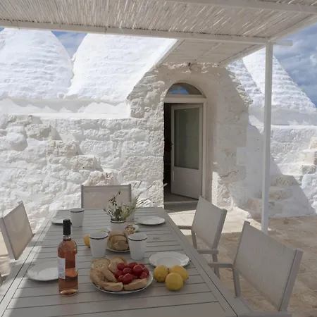 Trullo White Dream Con Piscina オストゥーニ
