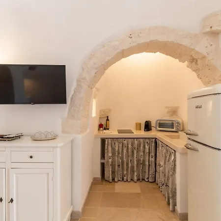 Trullo White Dream Con Piscina オストゥーニ