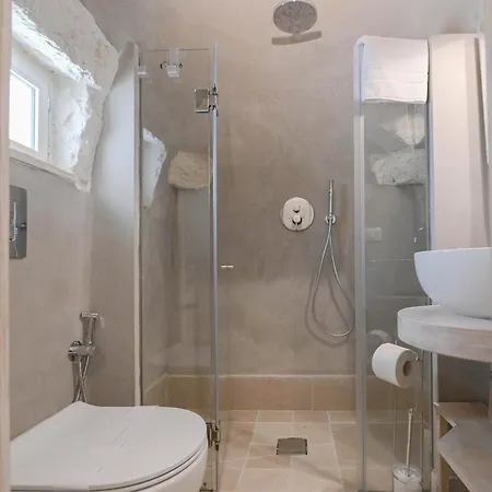 Trullo White Dream Con Piscina オストゥーニ